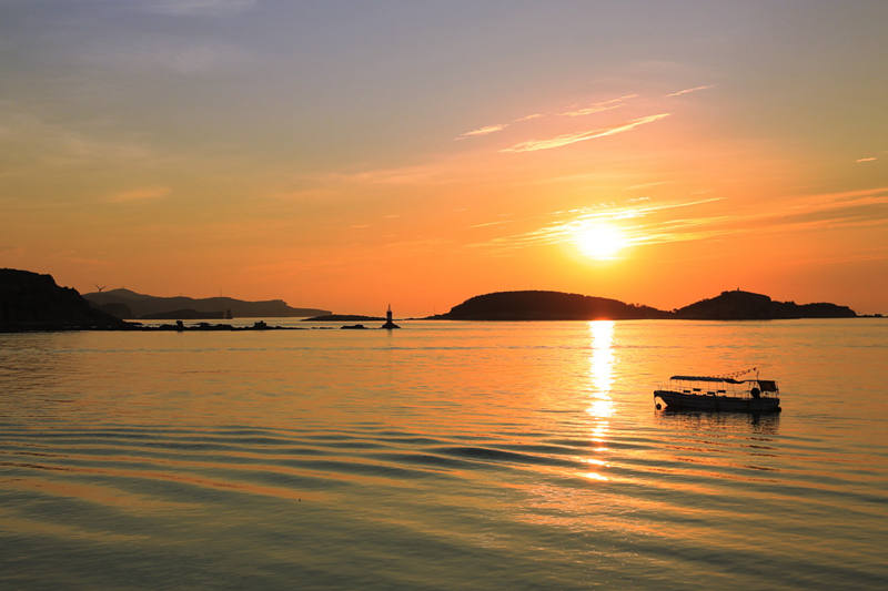 忽闻海上有仙山，踏着夕阳去寻仙