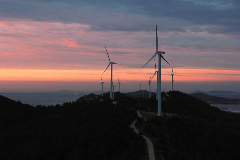 忽闻海上有仙山，踏着夕阳去寻仙