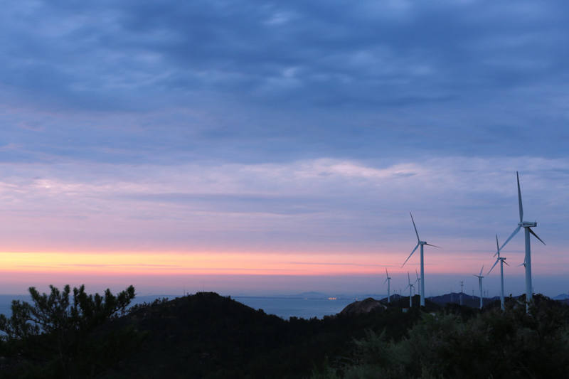 忽闻海上有仙山，踏着夕阳去寻仙