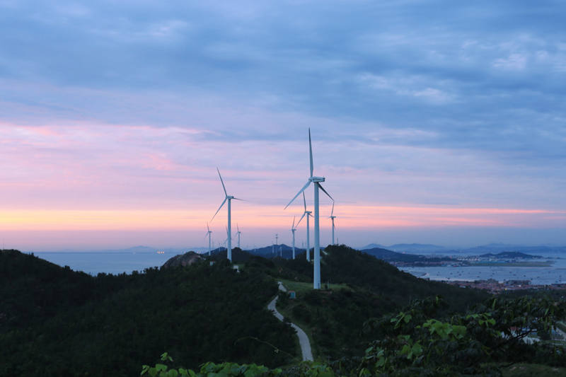 忽闻海上有仙山，踏着夕阳去寻仙